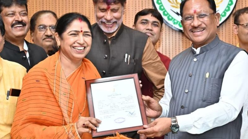 मुख्यमंत्री विष्णु देव साय से नवनिर्वाचित राज्यसभा सदस्य श्रीमती लक्ष्मी वर्मा ने की सौजन्य मुलाकात