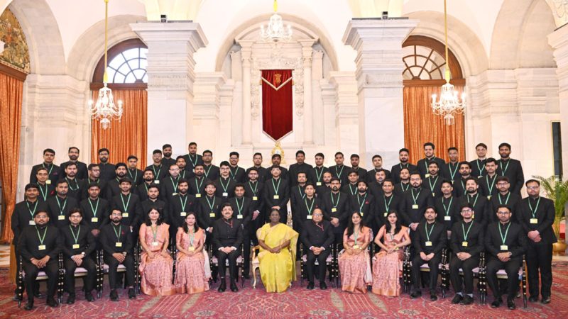 केंद्रीय विद्युत अभियांत्रिकी सेवा और भारतीय आर्थिक सेवा के अधिकारियों ने राष्ट्रपति से मुलाकात की