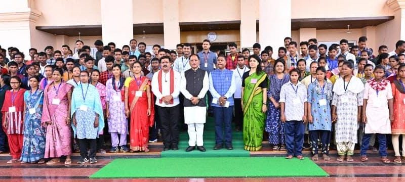 मुख्यधारा की ओर लौटता विश्वास: 140 आत्मसमर्पित नक्सलियों ने मुख्यमंत्री से की मुलाकात