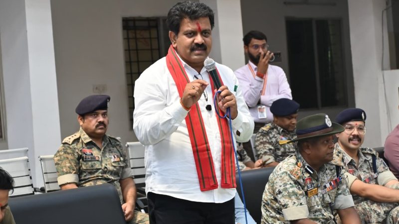 उपमुख्यमंत्री विजय शर्मा ने पुनर्वास केंद्र दंतेवाड़ा में युवाओं से की मुलाकात