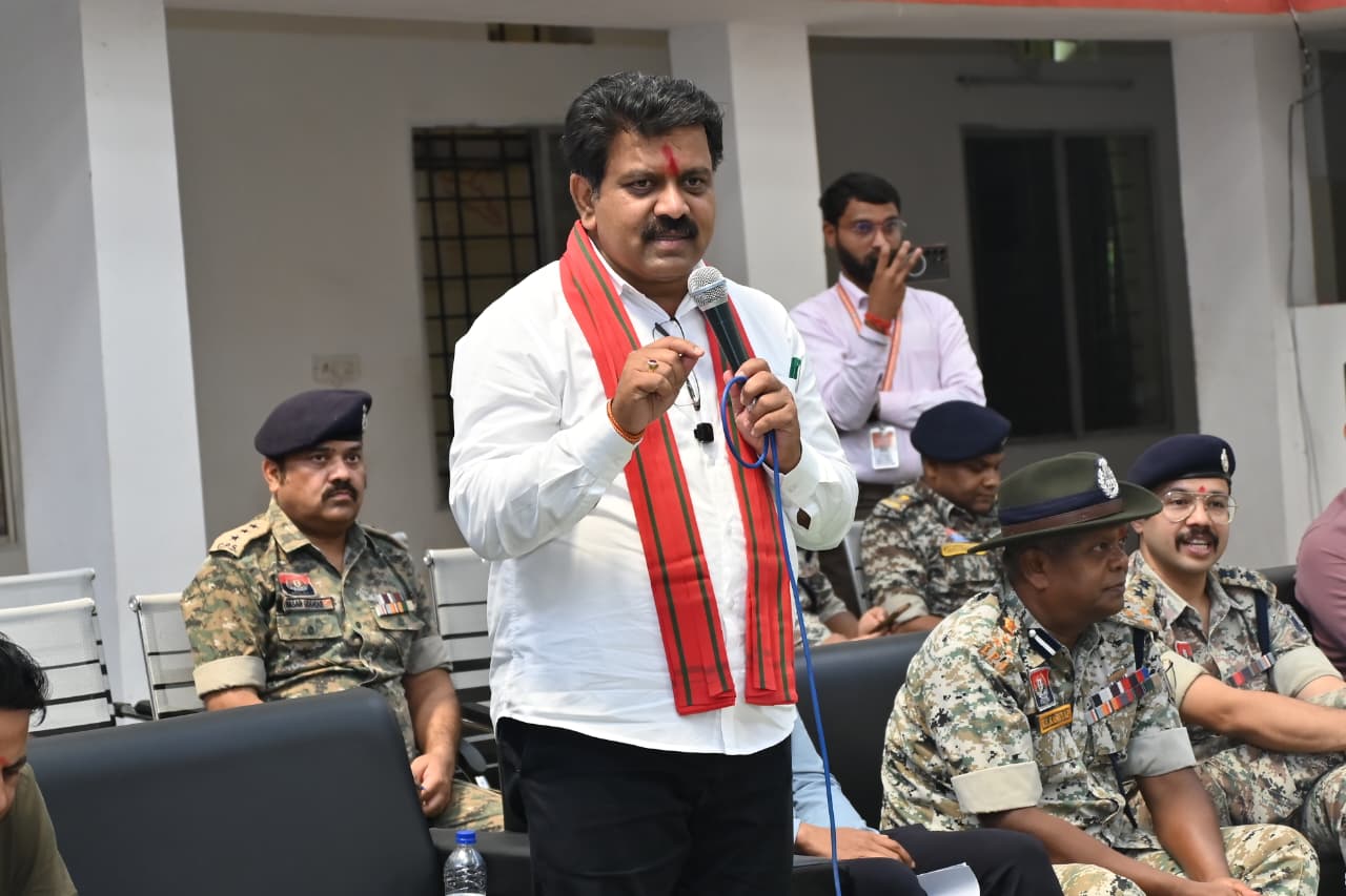 उपमुख्यमंत्री विजय शर्मा ने पुनर्वास केंद्र दंतेवाड़ा में युवाओं से की मुलाकात