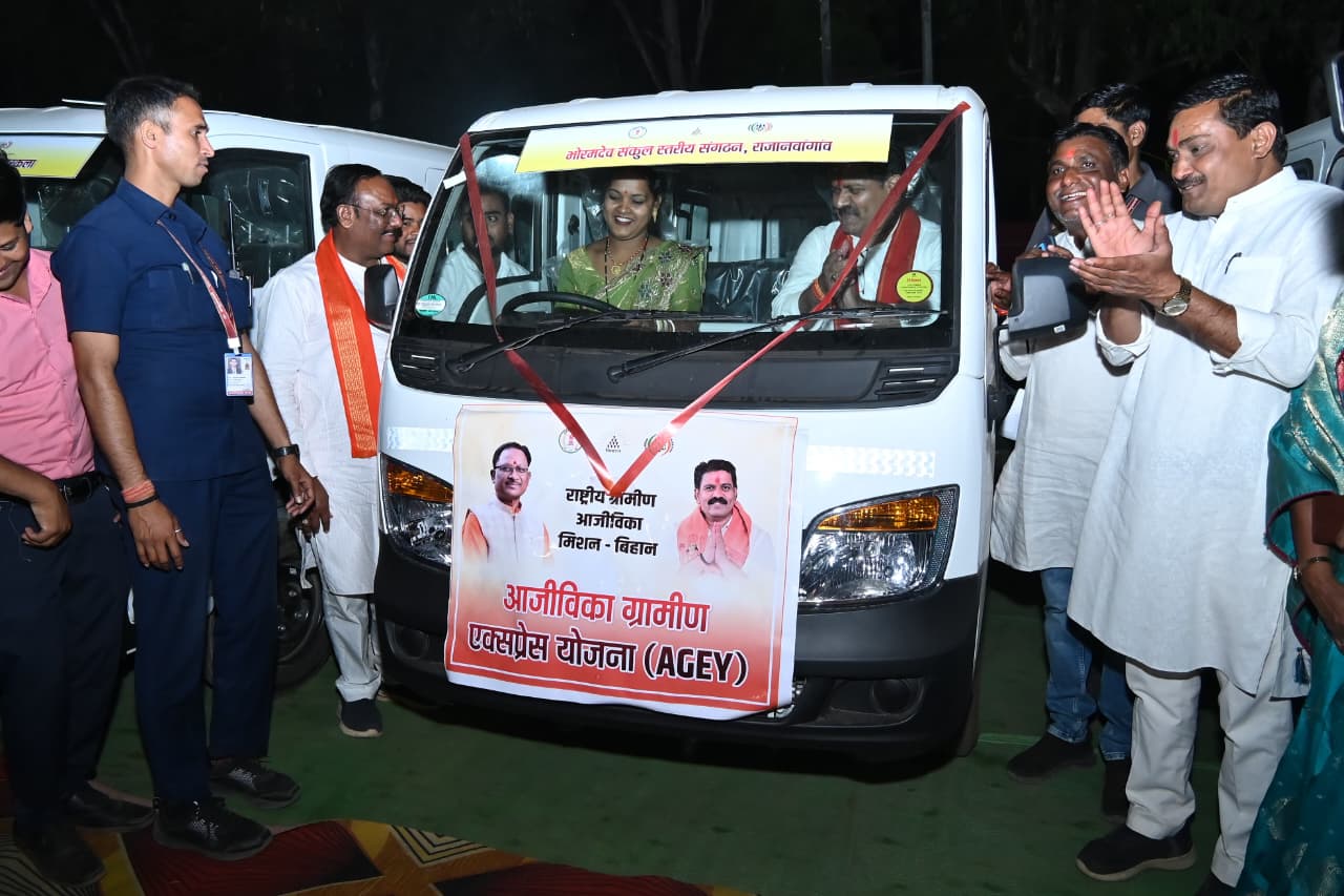 कबीरधाम में ‘दीदियों’ ने संभाली स्टीयरिंग, उपमुख्यमंत्री शर्मा बने पैसेंजर