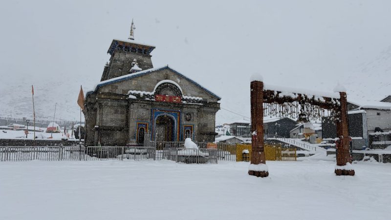 केदारनाथ धाम में भारी बर्फबारी, तीर्थयात्रा की तैयारियों पर असर