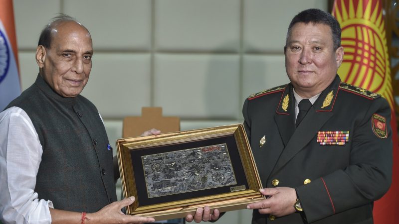 SCO बैठक में रक्षा मंत्री राजनाथ सिंह की चीन और रूस के समकक्षों से मुलाकात