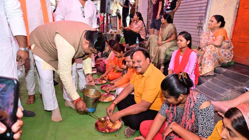 हनुमान जयंती पर मंत्री गजेन्द्र यादव ने मंदिरों में की पूजा, भंडारा परोसकर दिया सेवा का संदेश