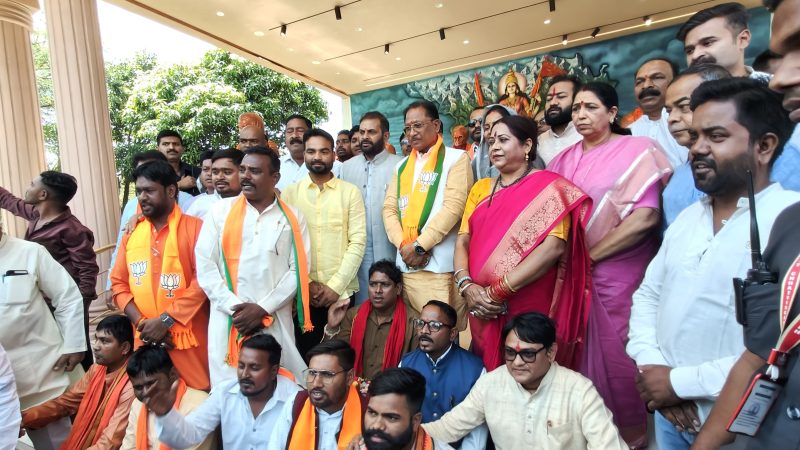 मुख्यमंत्री साय ने ज्योतिबा फुले को पुष्पांजलि अर्पित की