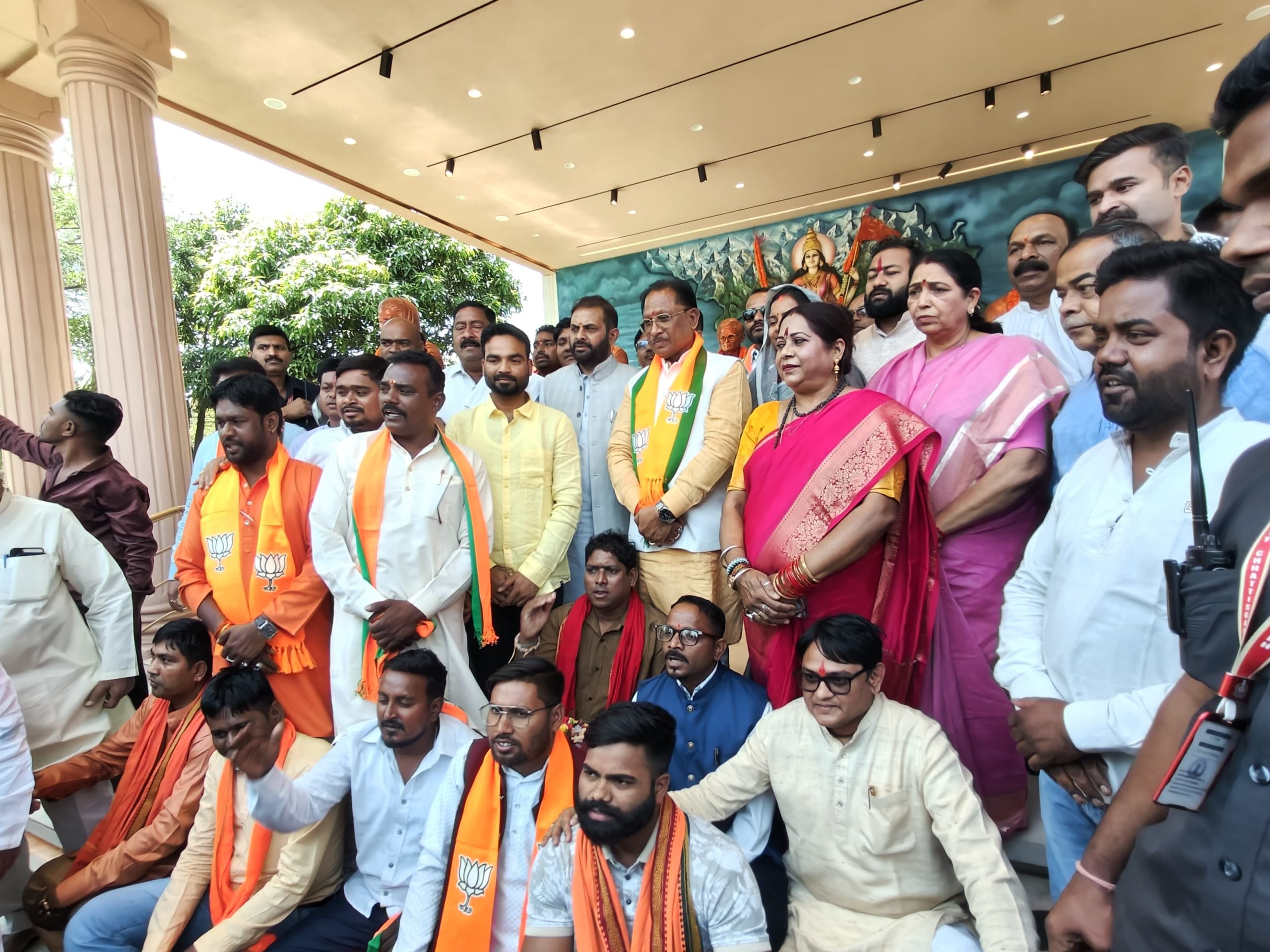 मुख्यमंत्री साय ने ज्योतिबा फुले को पुष्पांजलि अर्पित की