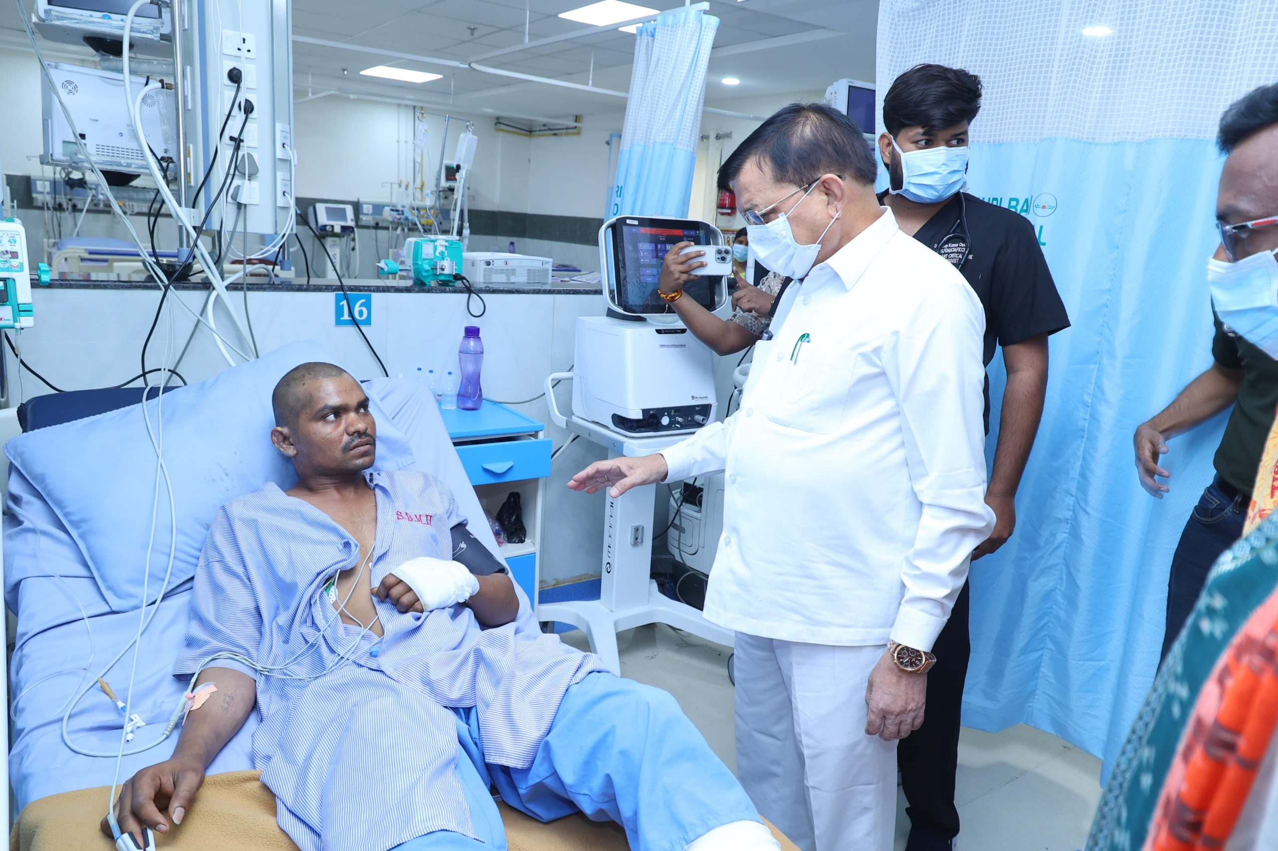 सिंघीतराई प्लांट हादसा: कैबिनेट मंत्री लखन लाल देवांगन ने घायलों का जाना हालचाल, बेहतर उपचार के दिए निर्देश