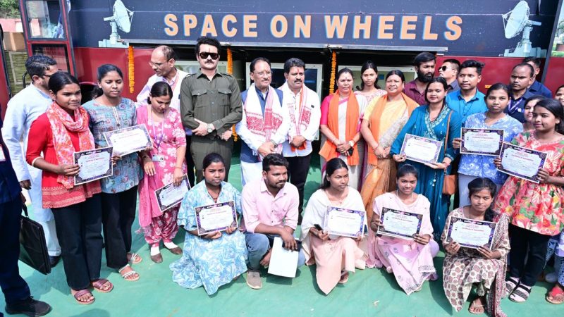 “स्पेस ऑन व्हील्स” बना जशपुर के बच्चों के लिए अंतरिक्ष ज्ञान का चलता-फिरता विद्यालय