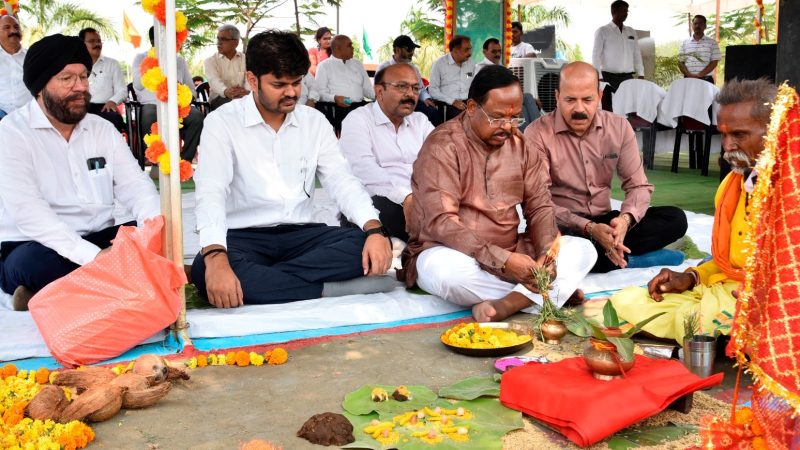 कृषि मंत्री नेताम ने मिट्टी एवं बीजों की पूजा की और ट्रैक्टर चलाकर बीजों की बुआई की