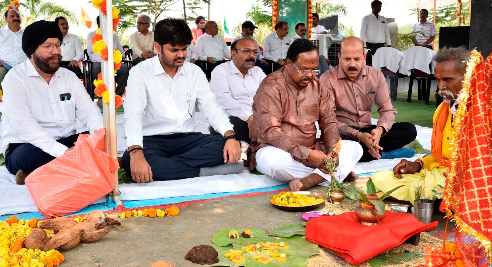 कृषि मंत्री नेताम ने मिट्टी एवं बीजों की पूजा की और ट्रैक्टर चलाकर बीजों की बुआई की