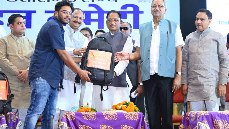 मुख्यमंत्री विष्णु देव साय ने हज यात्रियों को वितरित किया फर्स्ट एड किट: सफल हज यात्रा के लिए शुभकामना देकर यात्रियों का किया स्वागत