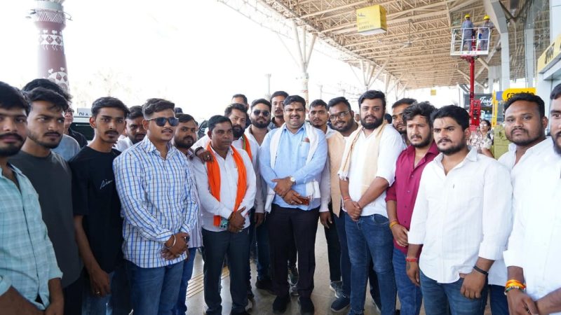 पश्चिम बंगाल से लौटे कैबिनेट मंत्री गजेन्द्र यादव का रायपुर एयरपोर्ट पर भव्य स्वागत, भाजपा की जीत का जताया विश्वास