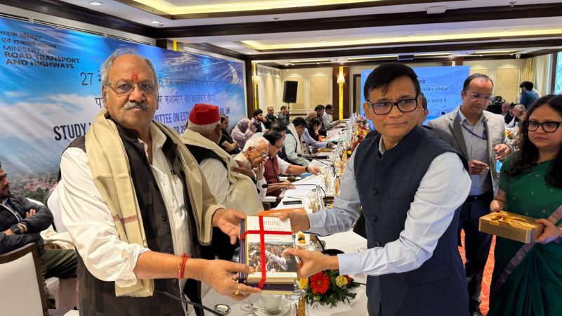 पहलगाम में एस्टीमेट कमेटी की बैठक: सांसद बृजमोहन ने जम्मू-कश्मीर के विकास और बैंकिंग कार्यप्रणाली पर उठाए सवाल