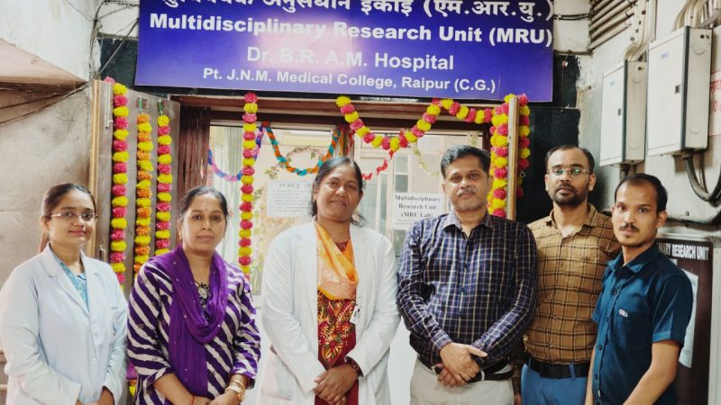 पं. नेहरू चिकित्सा महाविद्यालय एवं अम्बेडकर अस्पताल रायपुर की बड़ी उपलब्धि: सिकल सेल डायग्नोस्टिक किट राष्ट्रीय मंच पर प्रदर्शित होगी