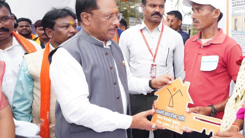 सिलगेर के माड़वी कोसा ने अपने हाथों से बनाया अपना घर, मुख्यमंत्री ने सौंपी खुशियों की चाबी