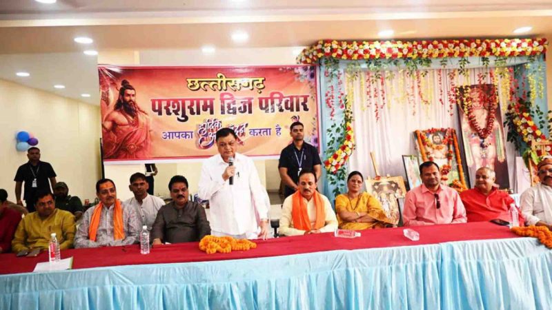 परशुराम द्विज परिवार व सर्वब्राम्हण समाज के परशुराम जयंती समारोह में पहुंचे उद्योग मंत्री व महापौर, दी अनेक सौगातें