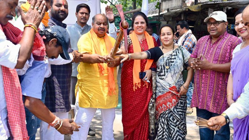 रायपुर उत्तर विधायक पुरंदर मिश्रा और महापौर मीनल चौबे ने लगभग 60 लाख रूपये के विकास कार्यों का भूमिपूजन किया