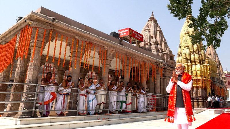 प्रधानमंत्री ने बाबा विश्वनाथ मंदिर में दर्शन और पूजा-अर्चना की; समस्‍त देशवासियों के समृद्धि और अच्छे स्वास्थ्य के लिए प्रार्थना की