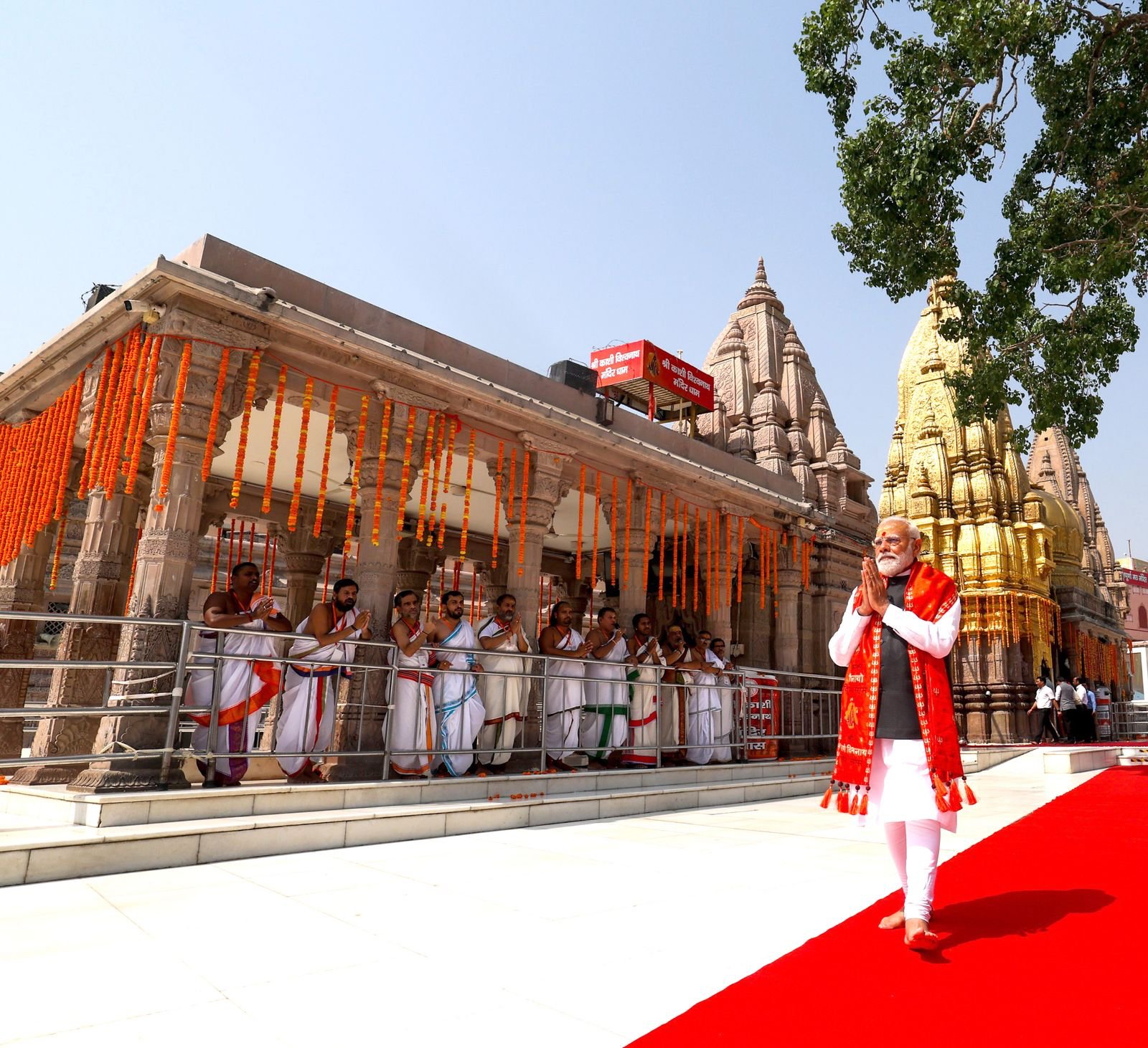 प्रधानमंत्री ने बाबा विश्वनाथ मंदिर में दर्शन और पूजा-अर्चना की; समस्‍त देशवासियों के समृद्धि और अच्छे स्वास्थ्य के लिए प्रार्थना की