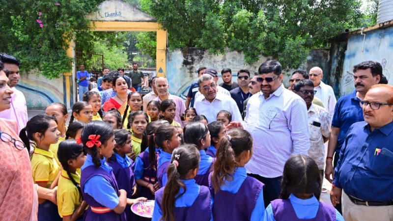 शिक्षा मंत्री गजेन्द्र यादव ने दुर्ग के प्राथमिक विद्यालय का किया निरीक्षण
