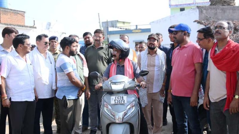 स्कूटी पर निकले उप मुख्यमंत्री अरुण साव, नगर भ्रमण कर विकास कार्यों का लिया जायजा