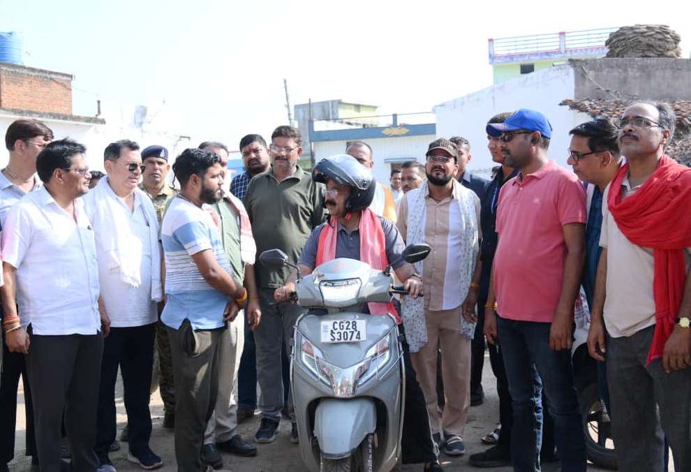 स्कूटी पर निकले उप मुख्यमंत्री अरुण साव, नगर भ्रमण कर विकास कार्यों का लिया जायजा