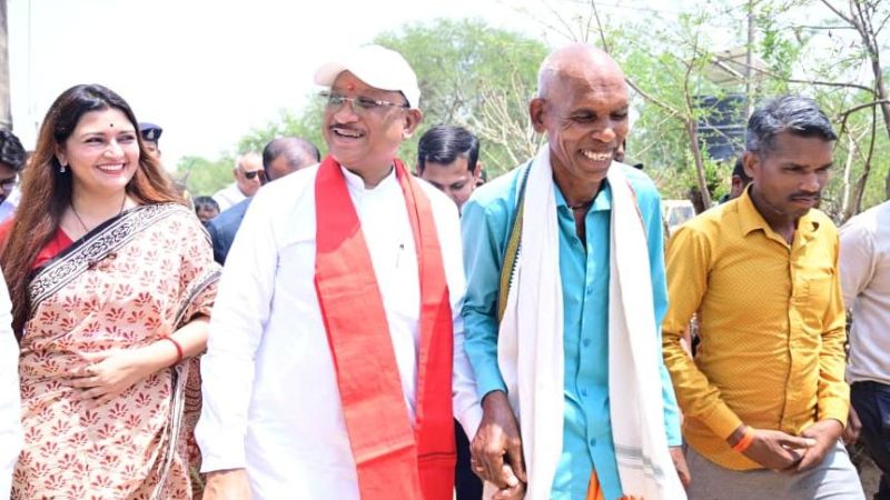 एक ग्रामीण का न्योता, मुख्यमंत्री का अपनापन – प्रधानमंत्री आवास से साकार हुआ सपना, मुख्यमंत्री ने कराया गृह प्रवेश