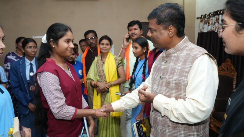 नारायणपुर के मेधावी छात्र सम्मानित- वन मंत्री केदार कश्यप ने खिलाई मिठाई