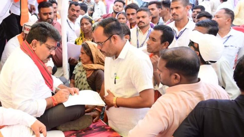 जमीन पर बैठकर उप मुख्यमंत्री ने सुनी लोगों की समस्याएं, मौके पर दिए समाधान के निर्देश