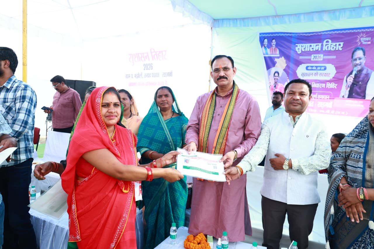 स्वास्थ्य मंत्री श्याम बिहारी जायसवाल ने सुशासन तिहार के तहत जनसमस्या निवारण शिविर में सुनीं ग्रामीणों की समस्याएं
