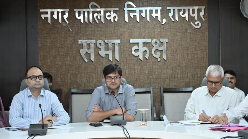 आयुक्त संबित मिश्रा ने अधिकारियों को राजस्व वसूली तेज करने एवं सघन सफाई करवाने दिये अनेक निर्देश