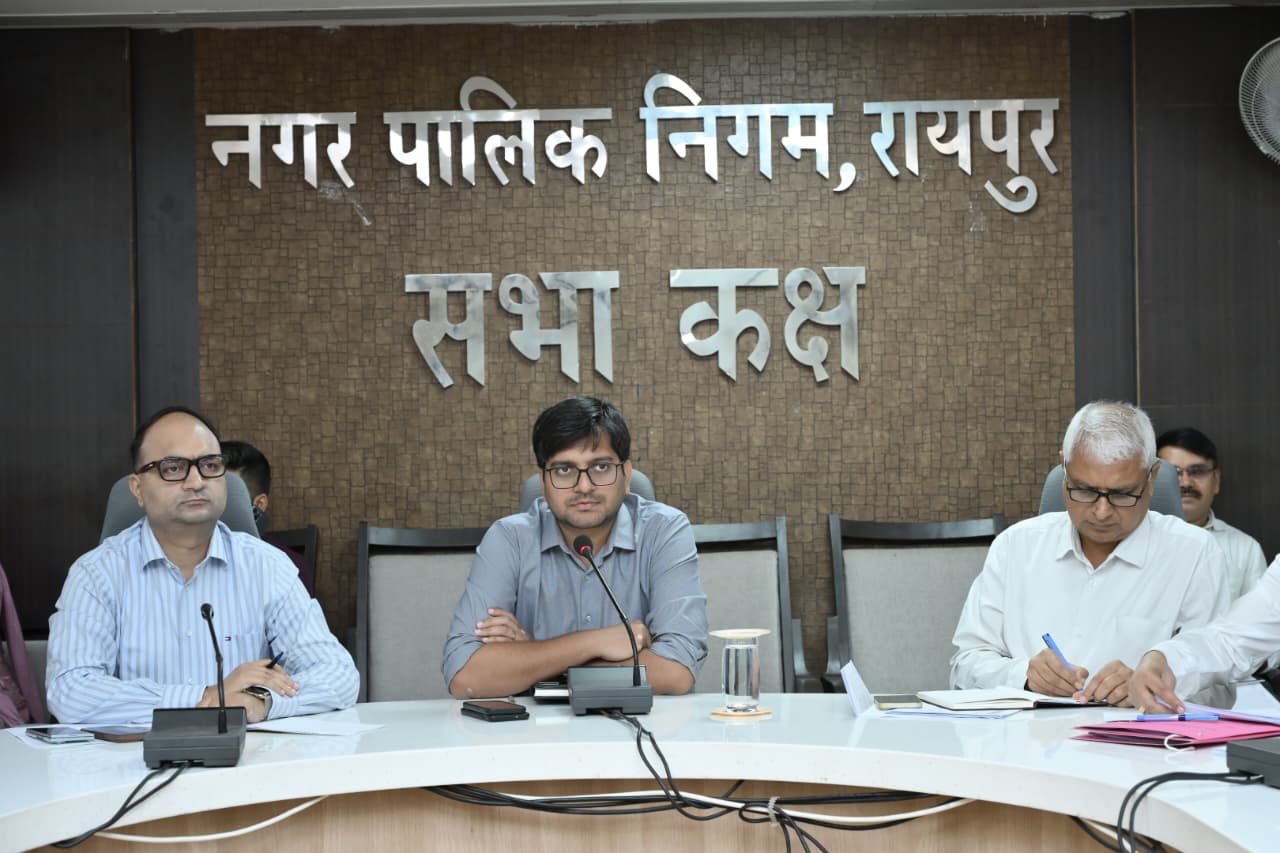 आयुक्त संबित मिश्रा ने अधिकारियों को राजस्व वसूली तेज करने एवं सघन सफाई करवाने दिये अनेक निर्देश