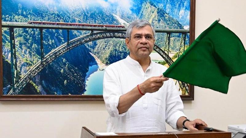 केंद्रीय रेल मंत्री अश्विनी वैष्णव ने बेंगलुरु-मुंबई एक्सप्रेस ट्रेन को हरी झंडी दिखाकर रवाना किया, जिससे कर्नाटक और महाराष्ट्र के बीच रेल संपर्क मजबूत हुआ