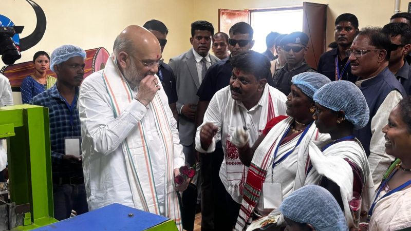 केंद्रीय गृहमंत्री अमित शाह ने चखा बस्तर की इमली का स्वाद बोले यहां की इमली का स्वाद खट्टा नहीं बल्कि मीठा
