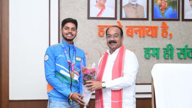 उप मुख्यमंत्री अरुण साव से छत्तीसगढ़ के अंतरराष्ट्रीय शूटर दिव्यांशु ने की मुलाकात