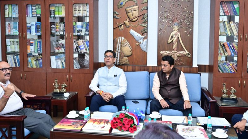 भारत सरकार के भूमि संसाधन सचिव ने छत्तीसगढ़ के मुख्य सचिव से की सौजन्य भेंट