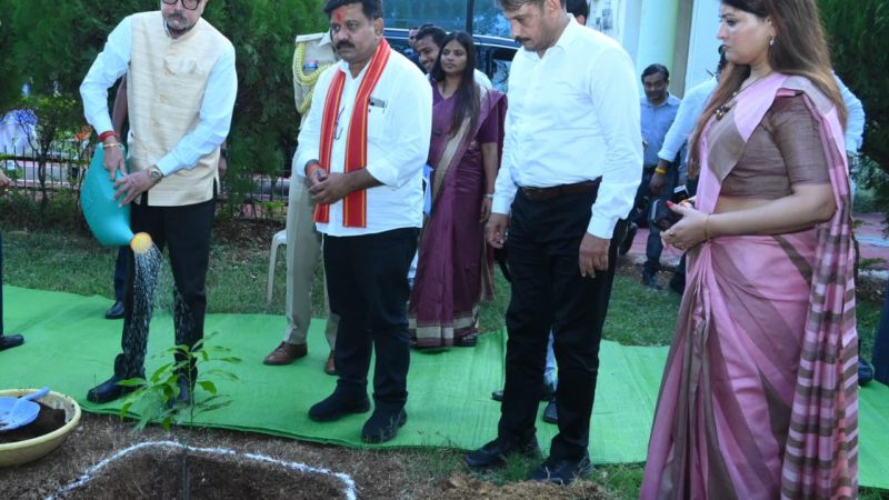 राज्यपाल रमेन डेका ने किया पौधरोपण, कवर्धा कलेक्ट्रेट परिसर में रोपा आम का पौधा, पर्यावरण संरक्षण का दिया संदेश