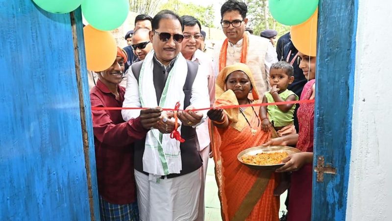 पक्के घर का सपना हुआ साकार : मुख्यमंत्री विष्णु देव साय ने लेमरू में हितग्राही धरम सिंह के नए आवास में कराया गृह प्रवेश