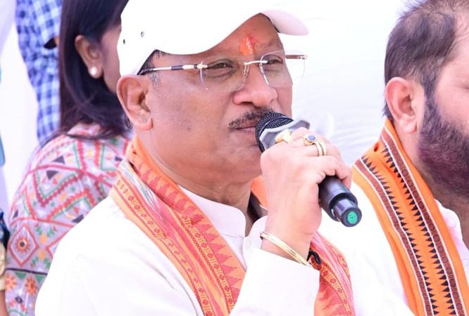 सरगुजा जिले के ग्राम सिलमा में अचानक उतरा मुख्यमंत्री साय का हेलीकॉप्टर