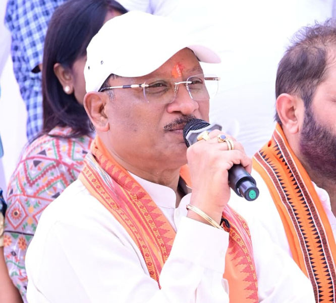 सरगुजा जिले के ग्राम सिलमा में अचानक उतरा मुख्यमंत्री साय का हेलीकॉप्टर