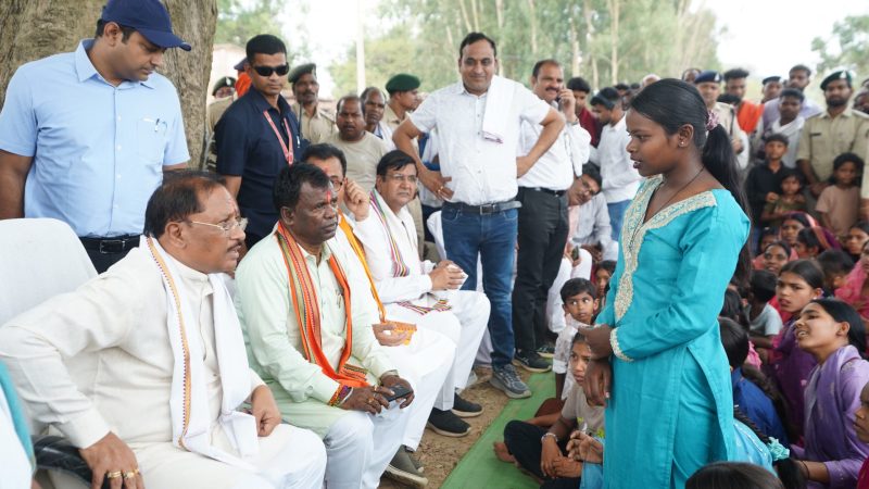तेंदूपत्ता संग्राहकों के बीच पहुंचे मुख्यमंत्री, महुआ पेड़ के नीचे लगाई चौपाल