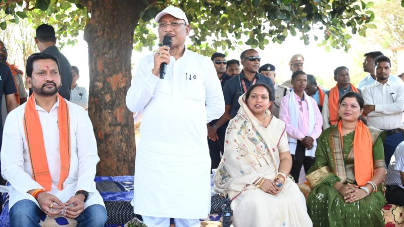 कटहल–गुलमोहर की छांव में सजी चौपाल, मुख्यमंत्री ने सरोधी में सुनी जनता की आवाज