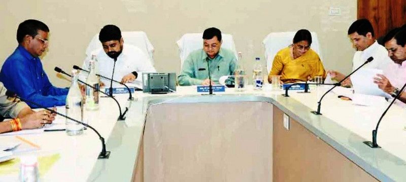 प्रगतिरत विकास कार्याे को समय पर पूर्ण करें, अप्रारंभ कार्याे को शीघ्र प्रारंभ करायें: उद्योग मंत्री