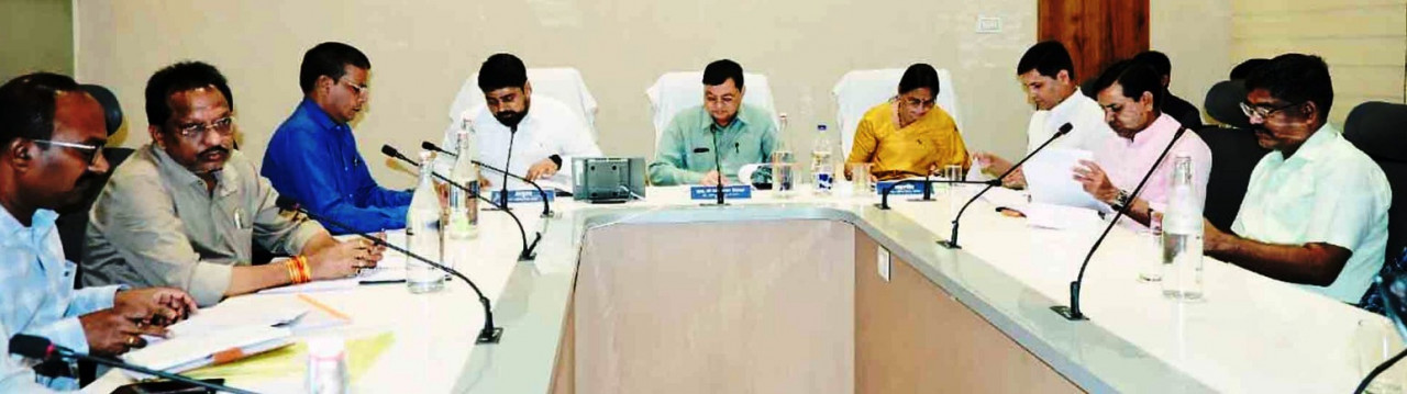 प्रगतिरत विकास कार्याे को समय पर पूर्ण करें, अप्रारंभ कार्याे को शीघ्र प्रारंभ करायें: उद्योग मंत्री