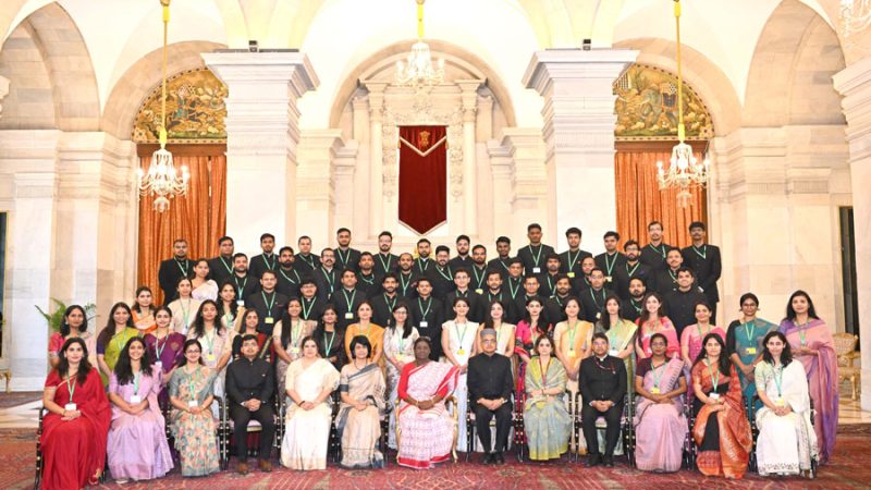 भारतीय प्रशासनिक सेवा के 2024 बैच के अधिकारियों ने राष्ट्रपति से मुलाकात की