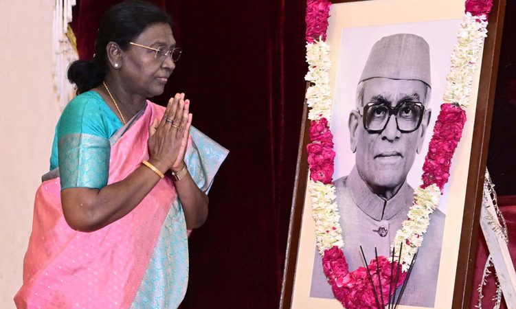 राष्ट्रपति ने नीलम संजीव रेड्डी की जयंती पर उन्हें पुष्पांंजलि अर्पित की