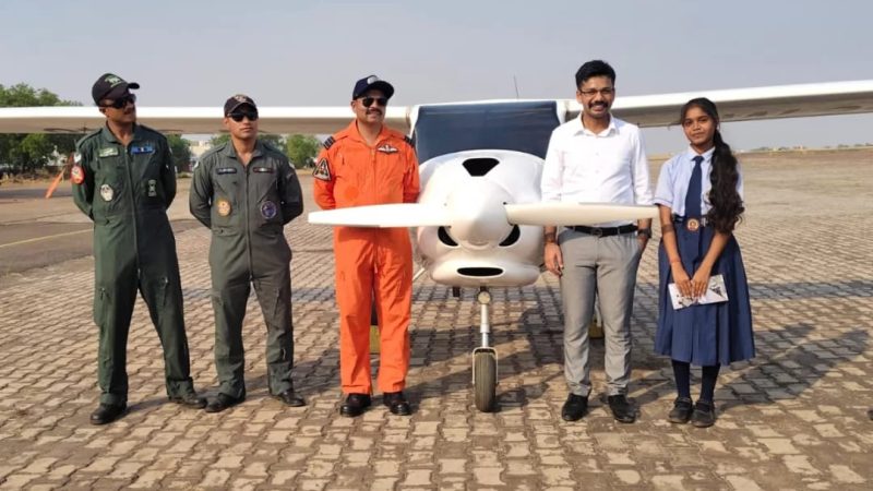 फाइटर प्लेन और कॉकपिट का लिया रोमांचक अनुभव, एयरक्राफ्ट की कार्यप्रणाली समझकर बढ़ाया ज्ञान