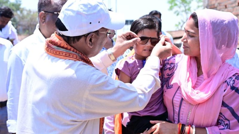 गोद में उठाया, चश्मा पहनाया : भैंसामुड़ा में दिखा मुख्यमंत्री का आत्मीय रूप