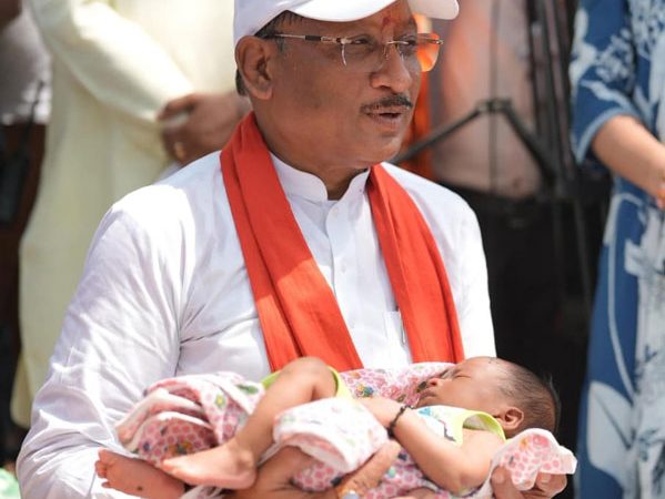 एक माह के नवजात का मुख्यमंत्री ने किया नामकरण, “रविशंकर” नाम से गूंजा गांव का आंगन